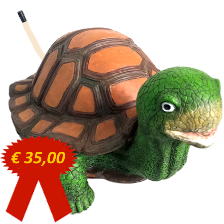 Spuitfiguur in de vorm van een schildpad voor bij de vijver