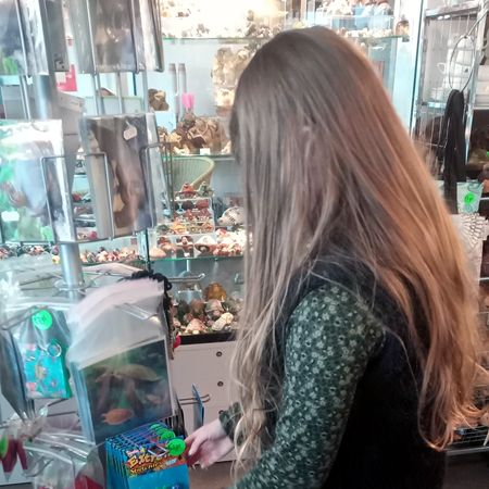 De hebbedingetjes in onze souvenirwinkel werken als magneten op kinderen